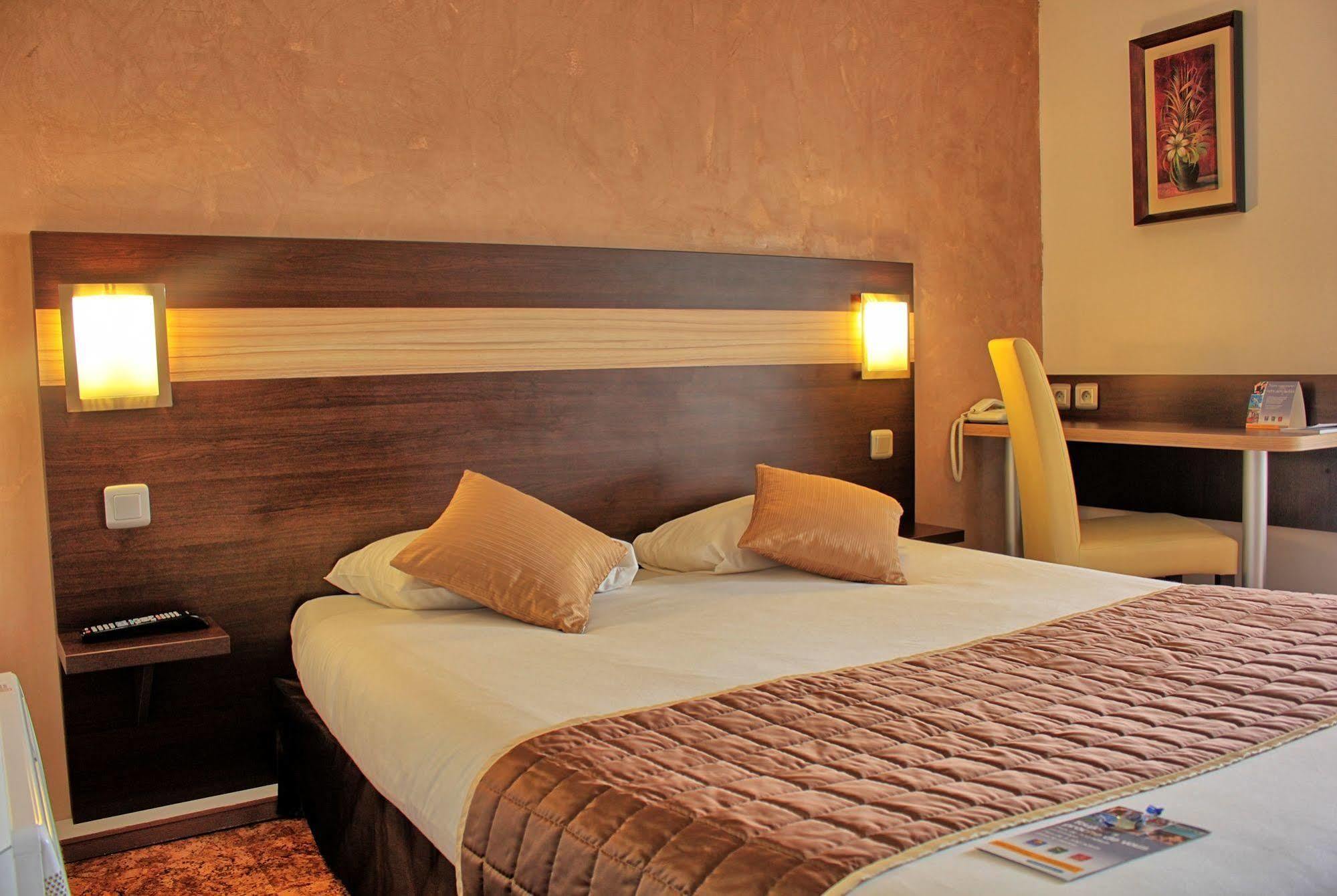 Contact Hotel Restaurant La Chaumiere Entre Orgeval Et Flins A13 Sortie 8 Les Mureaux Luaran gambar