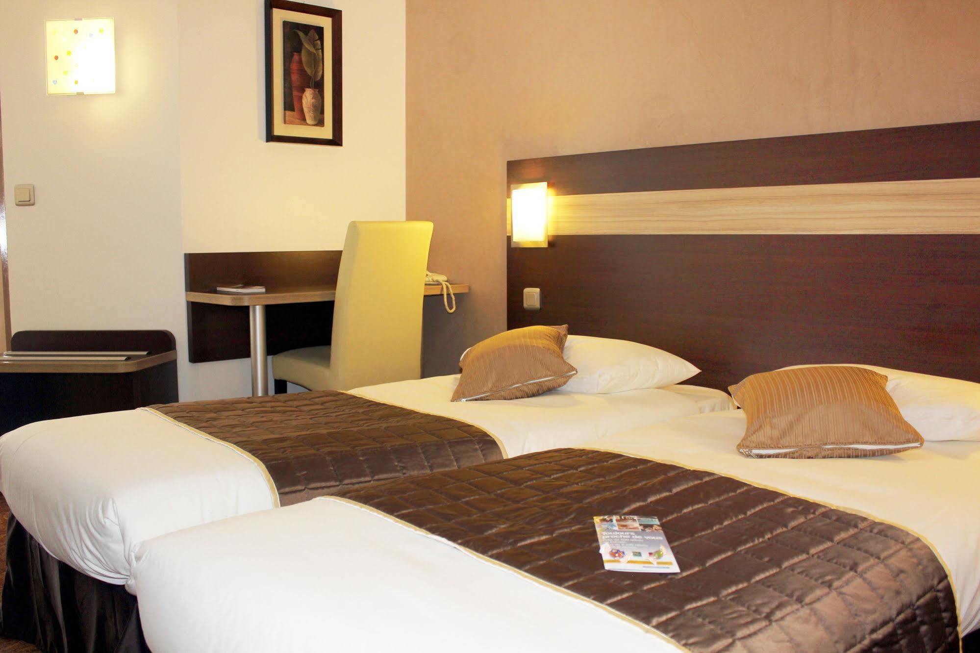 Contact Hotel Restaurant La Chaumiere Entre Orgeval Et Flins A13 Sortie 8 Les Mureaux Luaran gambar