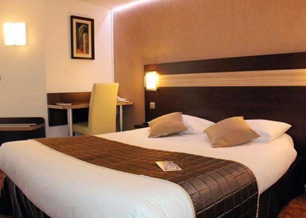 Contact Hotel Restaurant La Chaumiere Entre Orgeval Et Flins A13 Sortie 8 Les Mureaux Luaran gambar