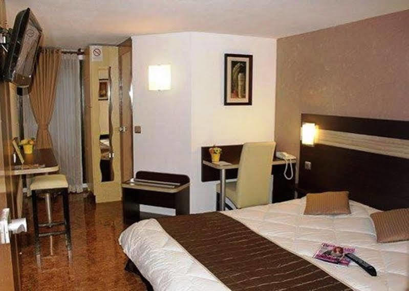 Contact Hotel Restaurant La Chaumiere Entre Orgeval Et Flins A13 Sortie 8 Les Mureaux Luaran gambar
